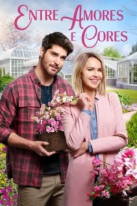 Um casal sorridente segura flores num exuberante jardim com estufas. Um clima romântico e primaveril domina a cena.