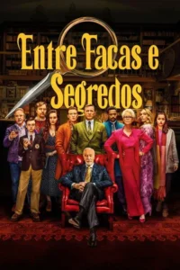 Grande elenco em uma biblioteca escura. Um homem idoso senta em poltrona vermelha,outros de pé. Clima intrigante.