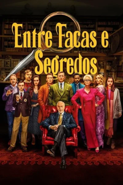 Grande elenco em uma biblioteca escura. Um homem idoso senta em poltrona vermelha, outros de pé. Clima intrigante.