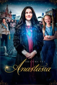 Jovem com pingente azul mágico,menina moderna e homens históricos. Cenários da Rússia nevada e uma cidade atual se fundem.