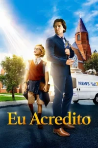 Um repórter e um menino com Bíblia,olhando para cima,em frente a uma igreja e van de notícias sob um céu ensolarado.