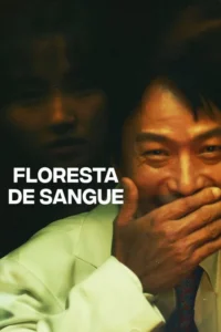 Homem sorridente cobre a boca com a mão, enquanto uma figura sombria e séria paira ao fundo escuro. Clima misterioso e tenso.