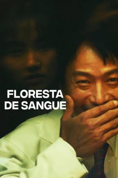 Homem sorridente cobre a boca com a mão, enquanto uma figura sombria e séria paira ao fundo escuro. Clima misterioso e tenso.