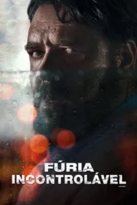 Close-up de homem barbudo e suado,com olhar intenso,visto através de um vidro molhado com luzes urbanas borradas. Atmosfera sombria e tensa.