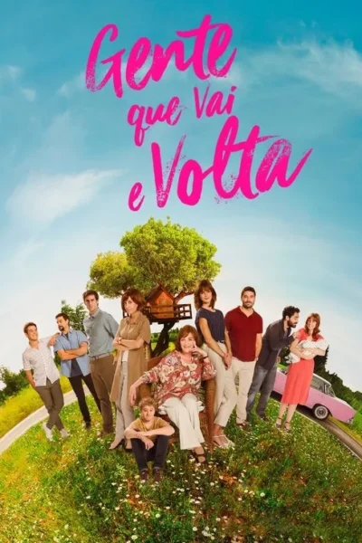 Família de várias gerações posa em uma colina verde e curvada, com casa na árvore e carro rosa. Céu azul vibrante. Clima alegre.