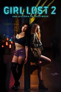 Duas mulheres jovens, uma morena e uma loira, encostadas num poste. Rua urbana noturna, com luzes ao fundo. Clima misterioso.