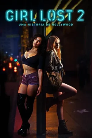 Duas mulheres jovens, uma morena e uma loira, encostadas num poste. Rua urbana noturna, com luzes ao fundo. Clima misterioso.