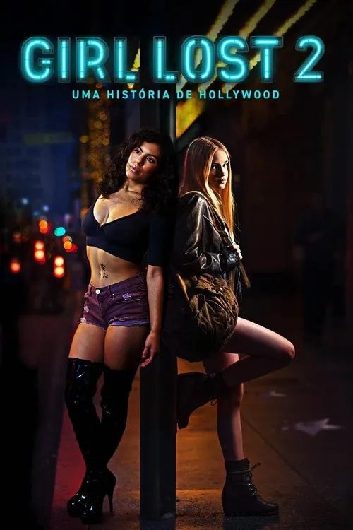 Duas mulheres jovens, uma morena e uma loira, encostadas num poste. Rua urbana noturna, com luzes ao fundo. Clima misterioso.