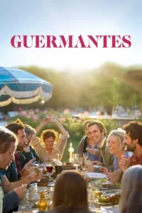 Pessoas sorrindo em jantar ao ar livre com luz dourada. Mesa farta, guarda-sol e natureza exuberante criam clima festivo.