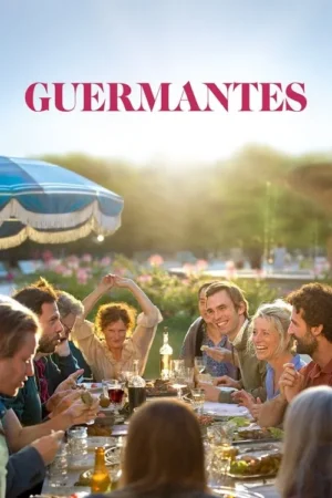 Pessoas sorrindo em jantar ao ar livre com luz dourada. Mesa farta, guarda-sol e natureza exuberante criam clima festivo.