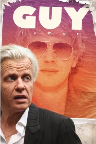 Um homem idoso com blazer e cabelo branco olha fixamente. Atrás, um pôster rasgado mostra sua versão jovem de óculos de sol, cores vibrantes.