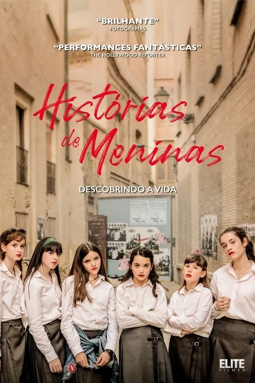 Seis jovens garotas com batom vermelho, em uniformes escolares, olham sérias em um beco antigo.