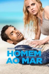 Mulher loira molhada olha preocupada para homem de terno coberto de areia. Ele tem olhos arregalados,chocado,na praia ensolarada.