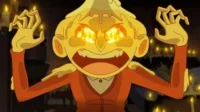 Personagem de cera animado, olhos flamejantes, boca aberta e dentes afiados. Mãos de garra, terno marrom, em sala escura com velas. Clima tenso.