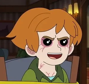 Criança animada ruiva com olhos avermelhados e veias visíveis sorri maliciosamente num quarto escuro e antigo.