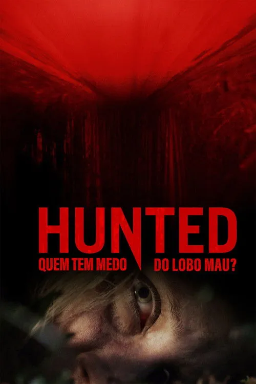 Hunted - Quem Tem Medo do Lobo Mau? 1 Olho arregalado de uma pessoa apavorada olhando para cima,com reflexos vermelhos escuros e sangrentos acima. Um clima de terror intenso.