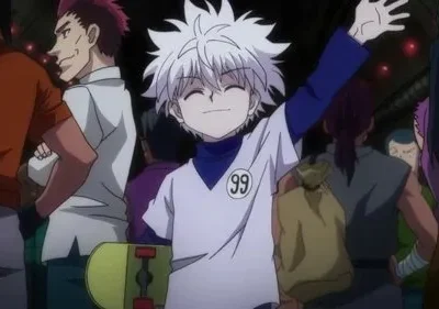 Jovem de cabelo branco com skate, camisa 99, sorri e acena, cercado por pessoas sérias em ambiente escuro com luzes vermelhas.