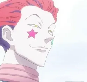 Homem anime de cabelo rosa, pele branca, com estrela rosa na bochecha e gota verde sob o olho, sorrindo de lado contra um céu claro.