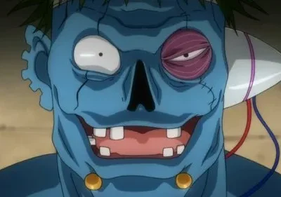 Rosto de criatura azul, costurado, com cabelo verde e dentes espaçados. Tem um olho roxo inchado, outro arregalado e uma orelha-foguete. Expressão maníaca.