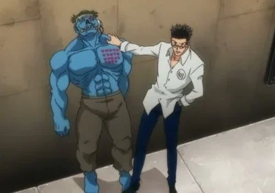 Homem de óculos toca criatura azul musculosa com dispositivo no peito, em corredor cinza. Um '4' digital na parede.