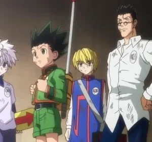 Cinco personagens de anime, de um garoto de cabelo branco a um homem de óculos, estão lado a lado, com roupas sujas, olhando à frente em um ambiente escuro. Clima de aventura.