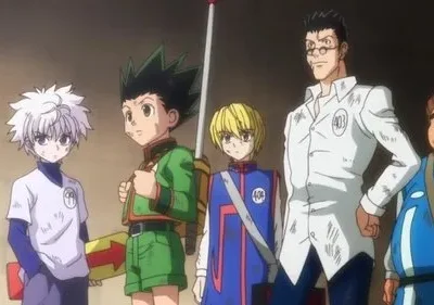 Cinco personagens de anime, de um garoto de cabelo branco a um homem de óculos, estão lado a lado, com roupas sujas, olhando à frente em um ambiente escuro. Clima de aventura.