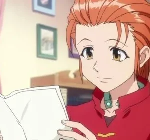 Jovem com cabelo ruivo e sorriso suave, lendo um livro. Fundo desfocado com janela, cortinas rosas e quadros. Ambiente calmo.