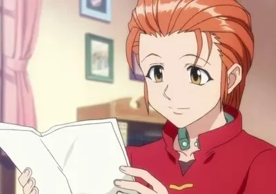 Jovem com cabelo ruivo e sorriso suave, lendo um livro. Fundo desfocado com janela, cortinas rosas e quadros. Ambiente calmo.