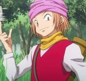 Jovem de chapéu rosa e cachecol amarelo, com aljava de flechas, equilibra moeda no dedo com sorriso confiante em floresta.