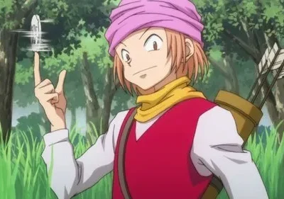 Jovem de chapéu rosa e cachecol amarelo, com aljava de flechas, equilibra moeda no dedo com sorriso confiante em floresta.