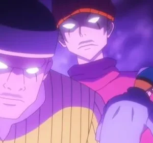 Dois homens de anime com olhos brilhantes e expressão séria num fundo roxo nebuloso. Uma figura menor à direita. Clima tenso e misterioso.