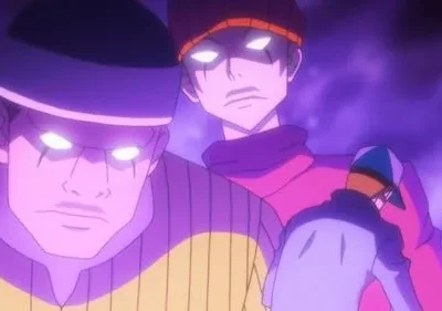 Dois homens de anime com olhos brilhantes e expressão séria num fundo roxo nebuloso. Uma figura menor à direita. Clima tenso e misterioso.