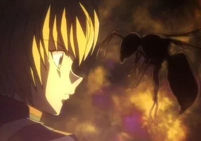 Personagem de anime loiro, rosto iluminado, encara uma vespa sombria flutuando. Fundo dramático em tons de laranja e roxo.