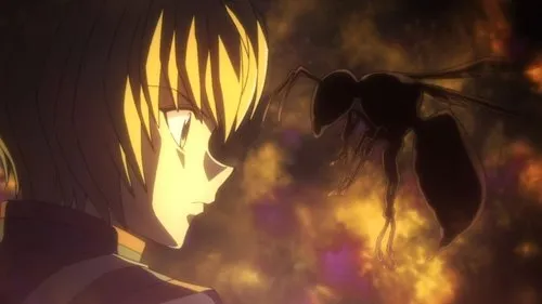 Hunter x Hunter – T01E18:Uma Entrevista x das x Grandes 1 Personagem de anime loiro,rosto iluminado,encara uma vespa sombria flutuando. Fundo dramático em tons de laranja e roxo.