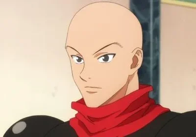 Homem careca em estilo anime, com cachecol vermelho e roupa preta. Expressão séria e olhar determinado, fundo claro.
