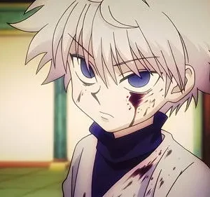 Póster: Menino anime de cabelo branco e olhos azuis, com sangue no rosto e roupa. Expressão séria e intensa em ambiente interno.