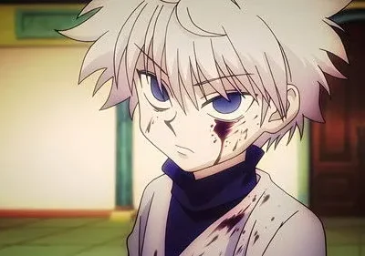 Póster: Menino anime de cabelo branco e olhos azuis, com sangue no rosto e roupa. Expressão séria e intensa em ambiente interno.