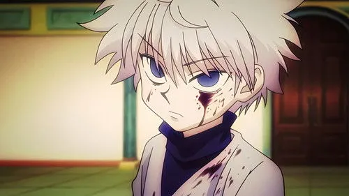 Póster:Menino anime de cabelo branco e olhos azuis,com sangue no rosto e roupa. Expressão séria e intensa em ambiente interno.