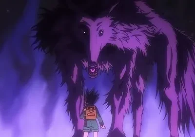 Um menino de costas encara um monstro lupino gigante, de pelos roxos e presas, envolto em névoa púrpura. Cenário místico e tenso.
