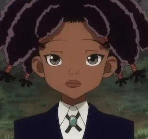 Anime: Jovem com pele escura e cabelo afro preso, vestindo terno e bolo tie com pedra turquesa, olhando à frente em floresta escura.