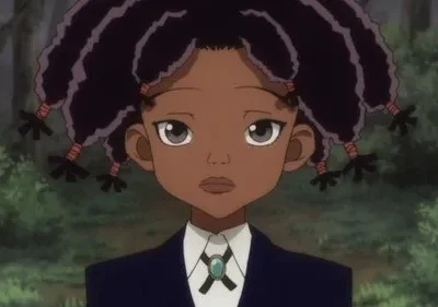 Anime: Jovem com pele escura e cabelo afro preso, vestindo terno e bolo tie com pedra turquesa, olhando à frente em floresta escura.