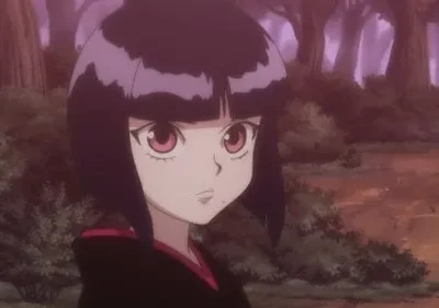 Jovem com cabelo curto e roxo, olhos rosa e um quimono preto. Ela olha seriamente em uma floresta escura com tons roxos.