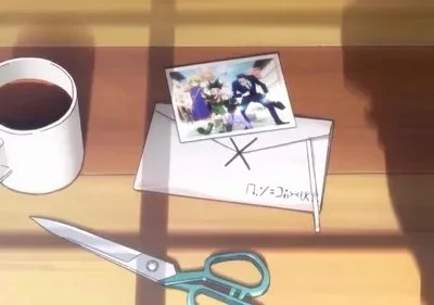 Mesa com caneca, tesoura e envelope. Uma foto mostra quatro personagens de anime: um de cabelo verde e um de terno, correndo. Sugere aventura e união.