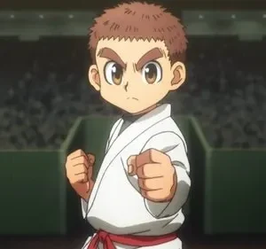 Um jovem de anime de cabelo castanho, gi branco e cinto vermelho, em pose de luta. Fundo: arena escura e lotada. Expressão séria e focada.