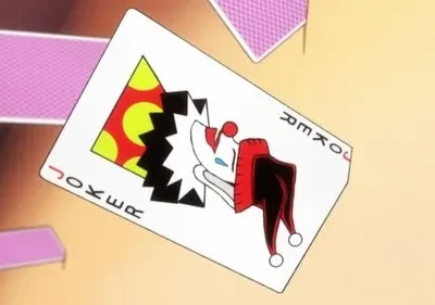 Carta de baralho Coringa flutuando. Ilustração de bobo da corte em vermelho e preto com lágrima. Cartas rosa espalhadas ao fundo.