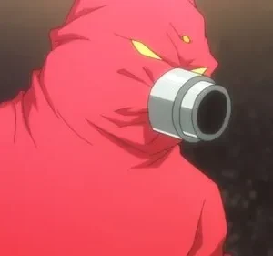 Personagem de capuz vermelho, olhos amarelos brilhantes e um bocal de metal na boca, com fundo escuro e desfocado.