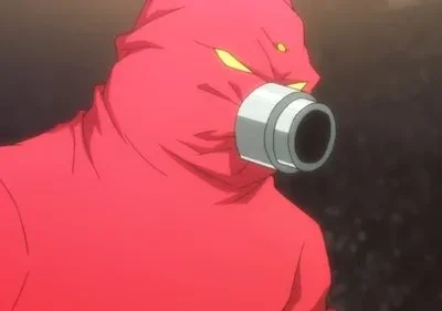 Personagem de capuz vermelho, olhos amarelos brilhantes e um bocal de metal na boca, com fundo escuro e desfocado.