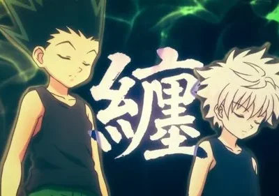 Dois garotos de anime, um de cabelo verde e outro branco, ambos de olhos fechados. Fundo escuro com brilho abstrato e kanjis.