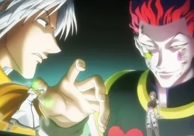 Anime: Dois gigantes. Um sério de cabelo branco e robe dourado, outro de cabelo vermelho e maquiagem de palhaço, sorrindo. Manipulam figuras.