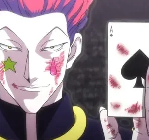 Anime: Homem com cabelo roxo, arranhões e marcas (estrela/lágrima) no rosto. Sorri confiante, segurando Ás de Espadas ensanguentado.